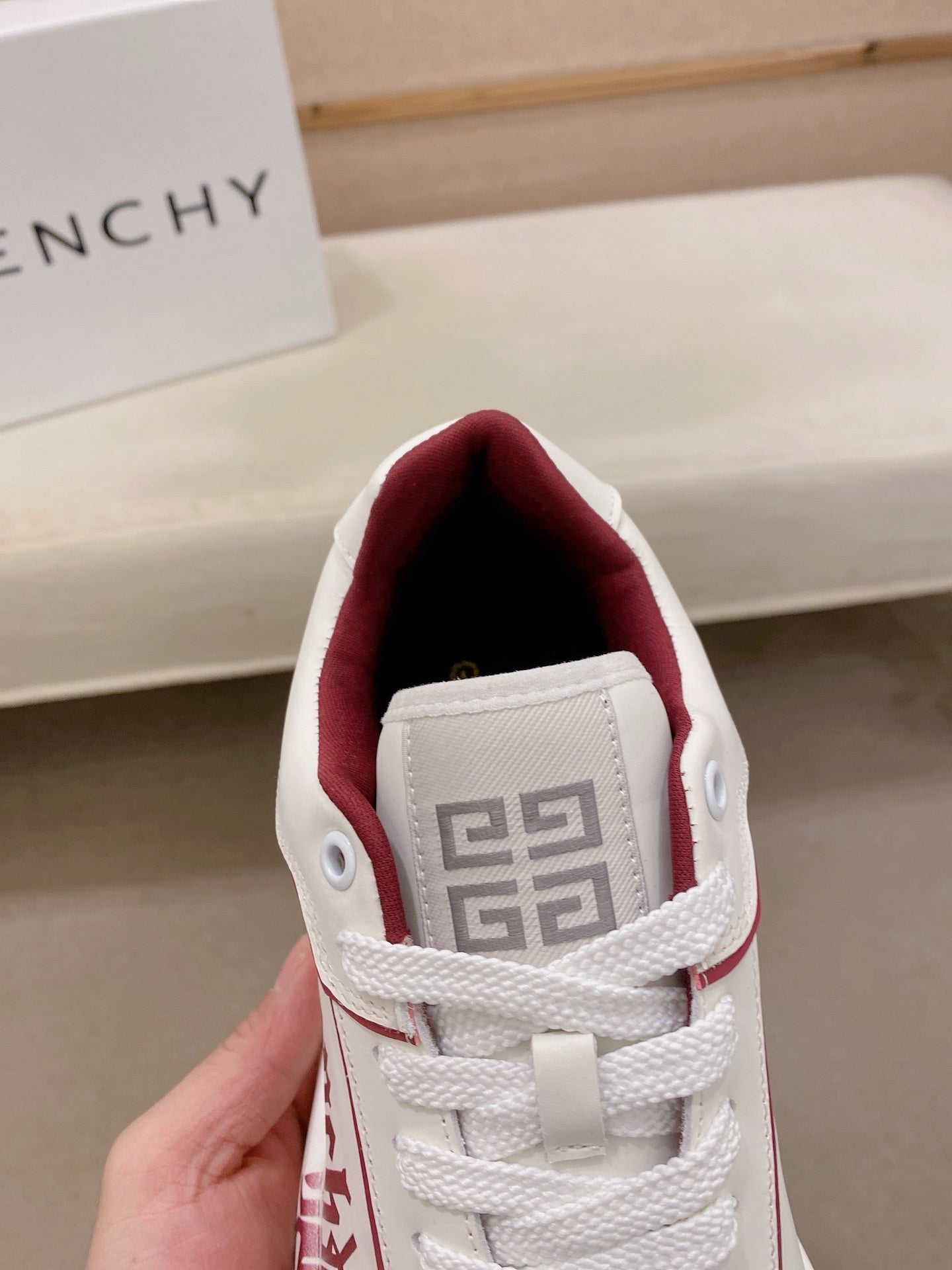 Givenchy Rosse e Bianche Graffiti